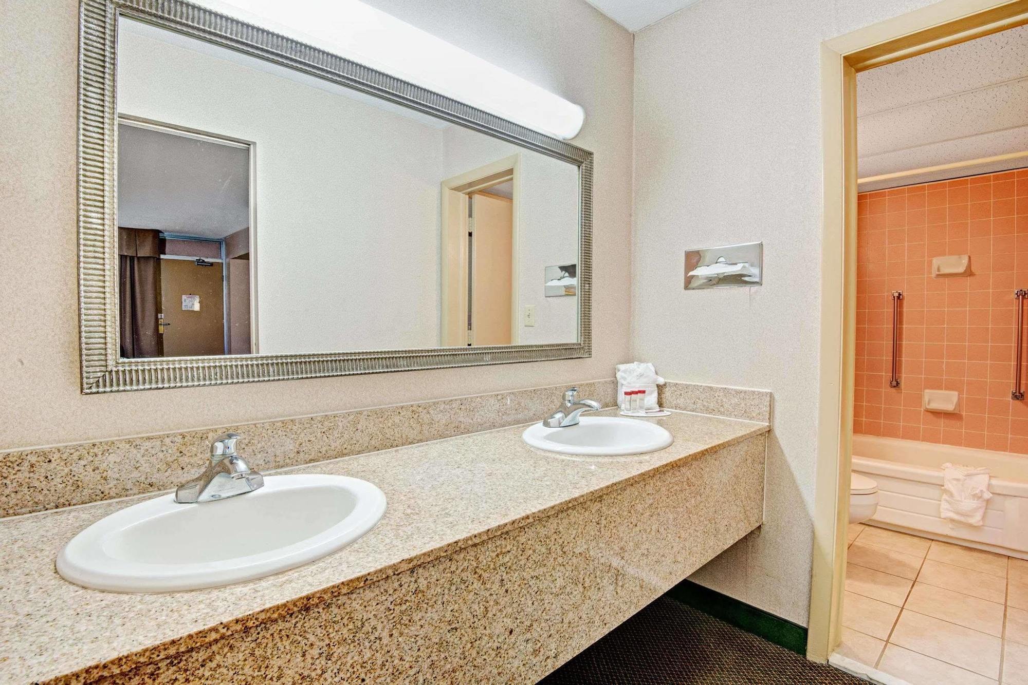 Ramada Overland Park Mission Dış mekan fotoğraf
